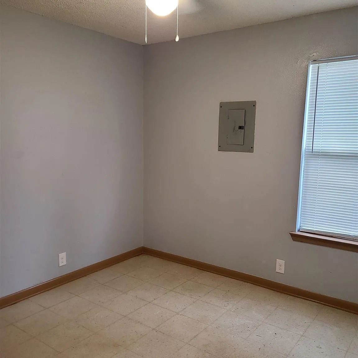 3 bed, 921 sqft, $995 — Photo 3