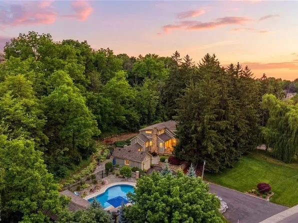 44 New Mountain Rd, Hamilton, ON L8G 2R7