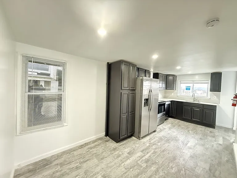 735 Main St — Photo 5