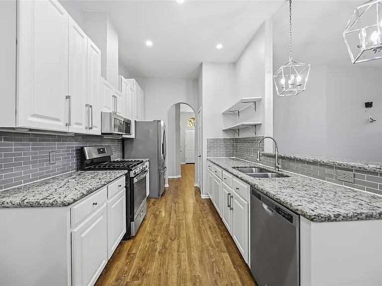 1029 Riverwood Dr — Photo 3
