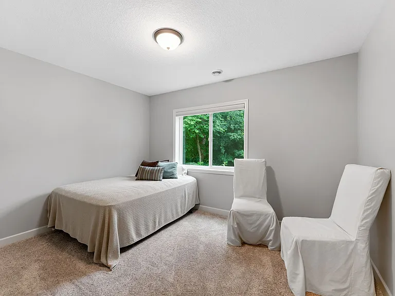 Bedroom 4 (basement)