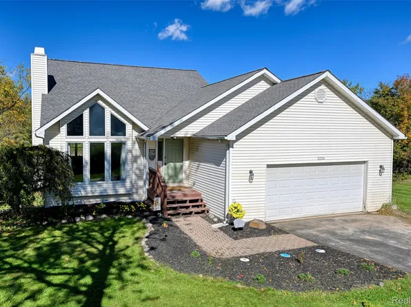 3226 Muirfield Cir, White Lake, MI 48383