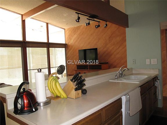5th image of 312 S Crestline Dr