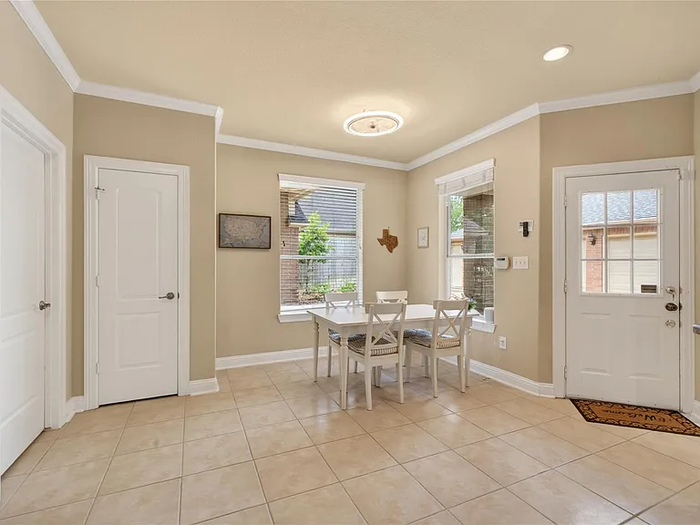 1722 Parklake Vlg — Photo 6
