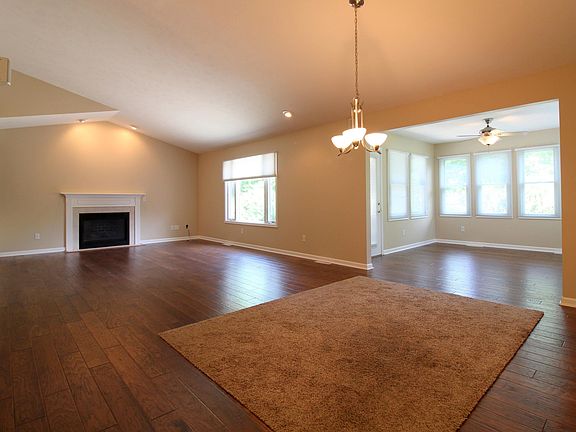 3rd image of 374 Goldenview Dr