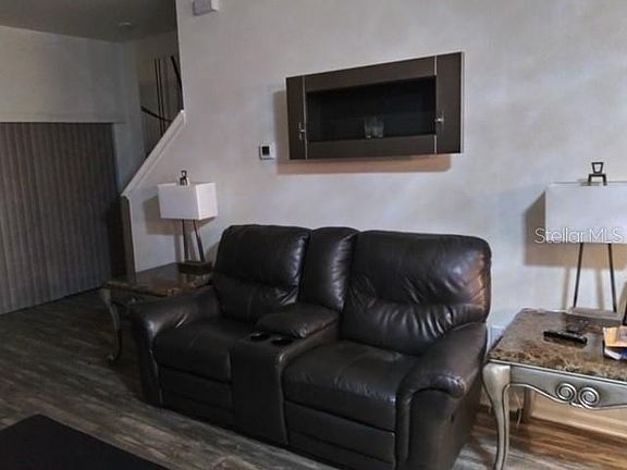4th image of 1134 Hillhurst Dr