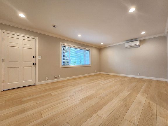 2nd image of 3081 Emerson St #3081