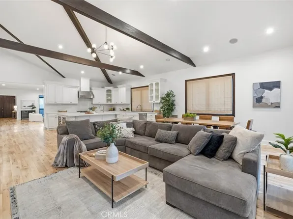 22953 Oxnard St, Woodland Hills, CA 91367