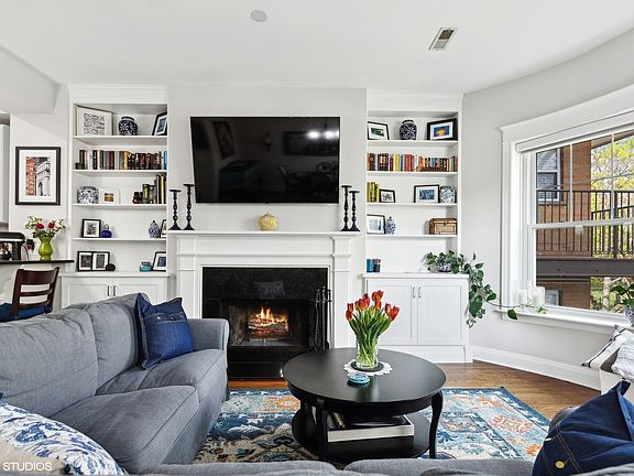 3rd image of 4608 N Dover St APT 2N