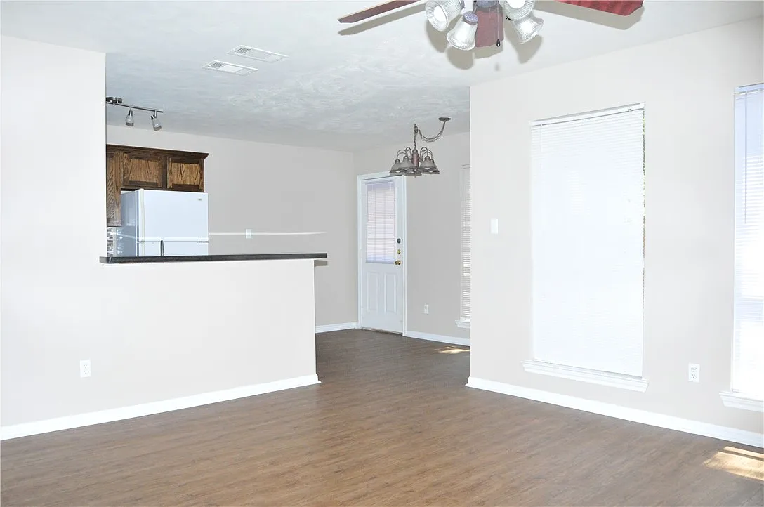 4 bed, 3.5 bath, 1465 sqft, $1,799 — Photo 4