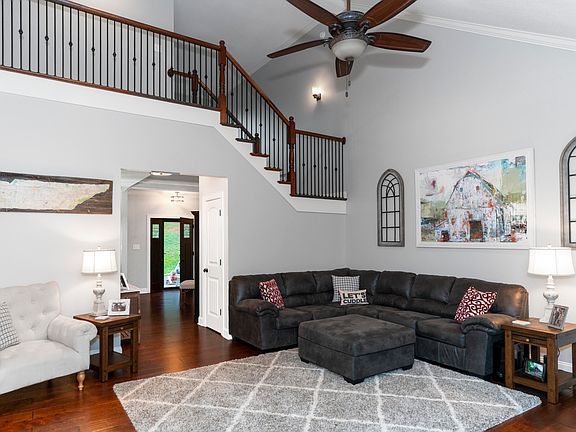5th image of 355 Banberry Dr