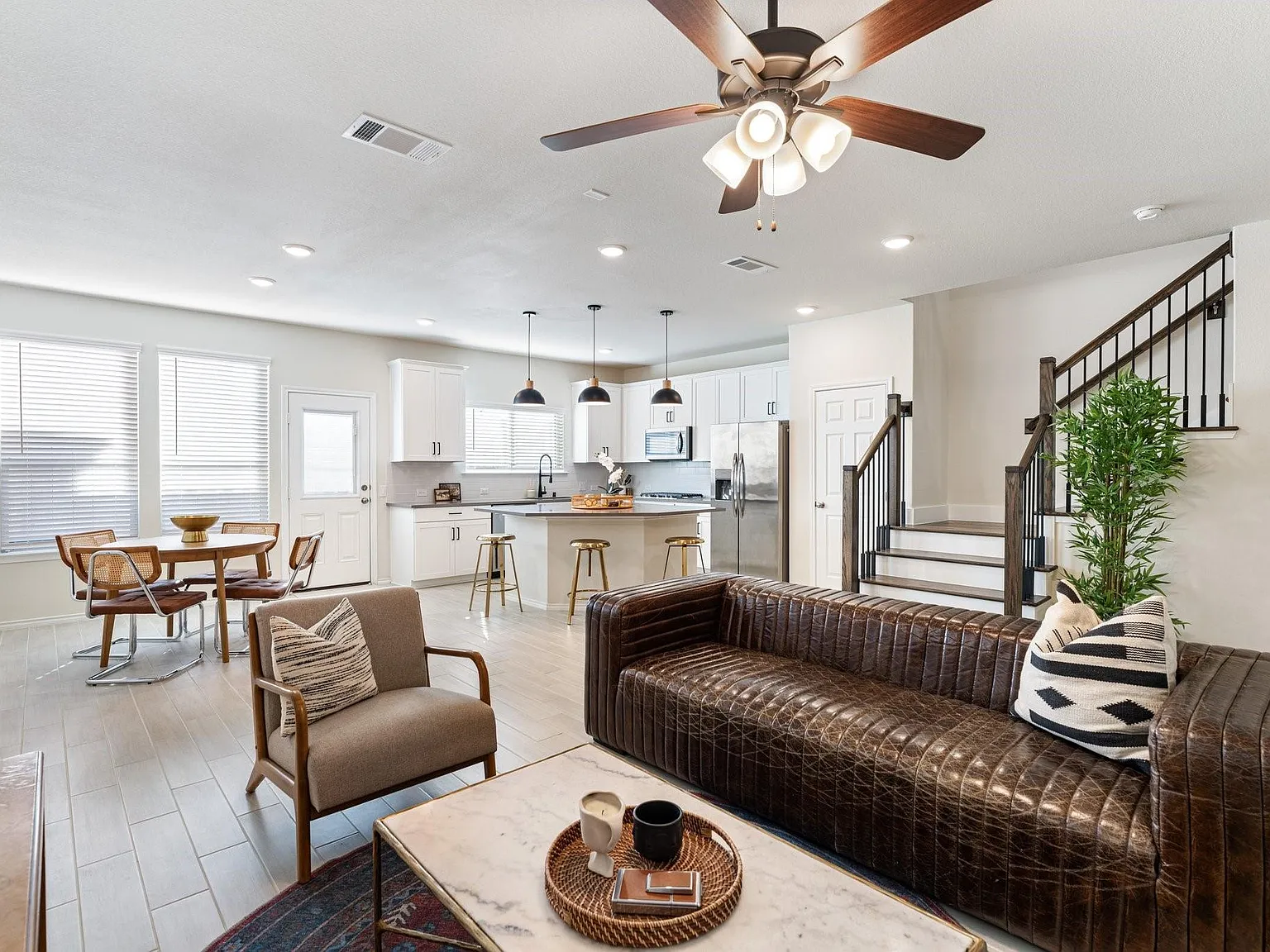 3 bed, 2.5 bath, 1920 sqft, $2,500 — Photo 3