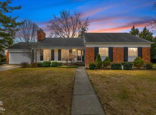 25 Blairmoor Ct, Grosse Pointe Shores, MI 48236