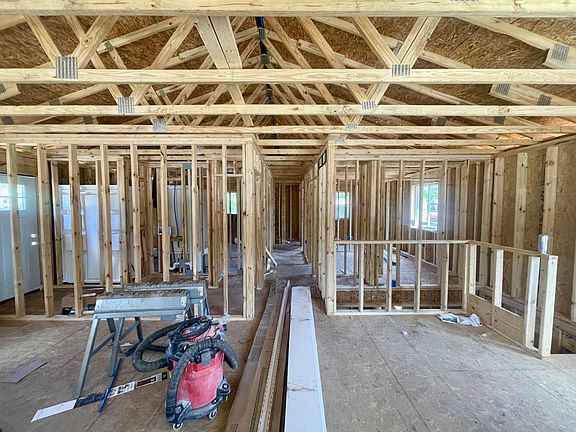 4th image of 751 Tomlinson St