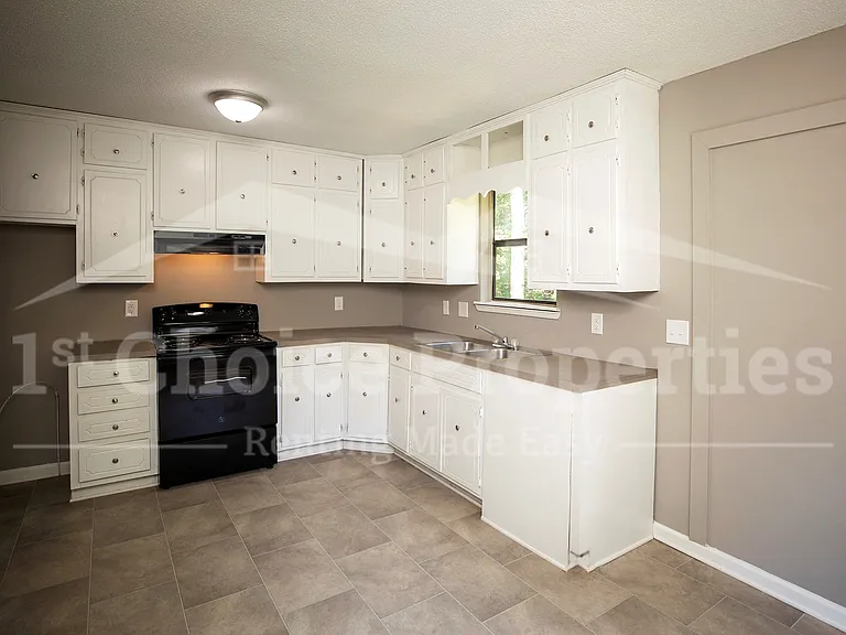 3142 Sleepy Hollow Dr — Photo 3