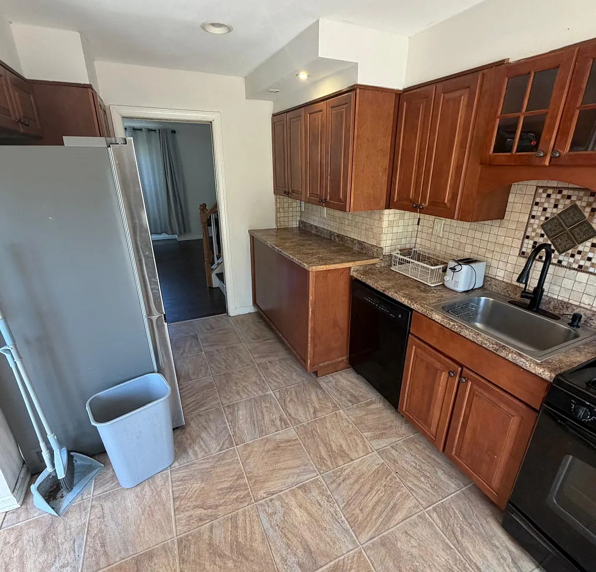 5 bed, 2200 sqft, $4,800 — Photo 4