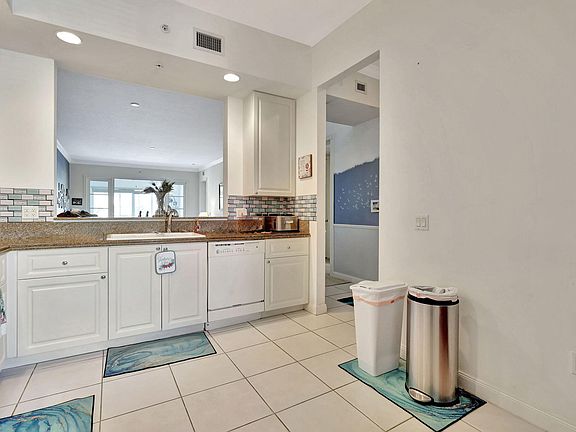 5th image of 1 Harbour Isle Drive E #204