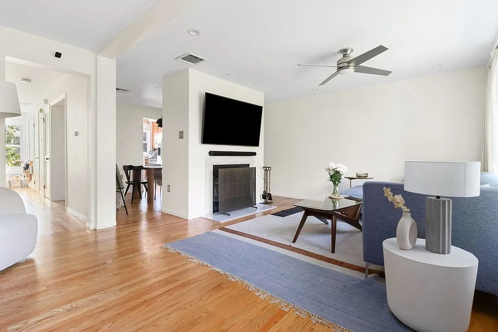 2 bed, 2.5 bath, 1400 sqft, $3,400 — Photo 3