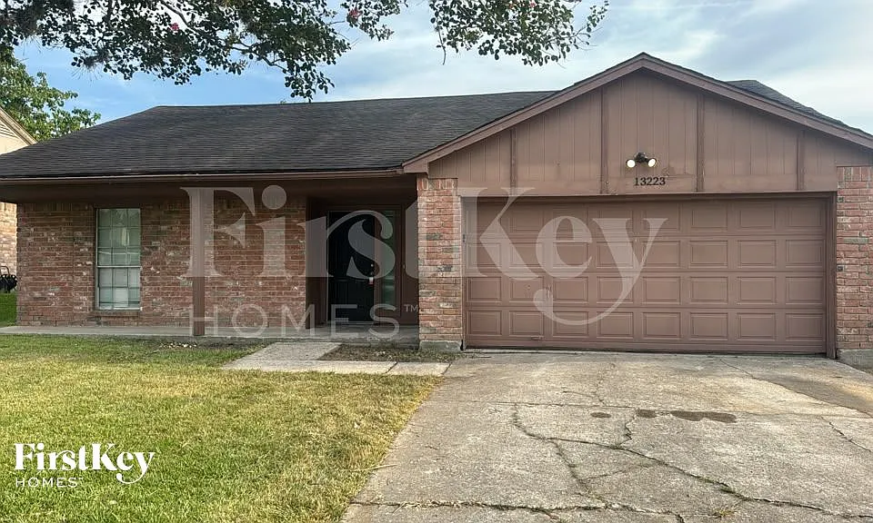13223 Lake Breeze Ln