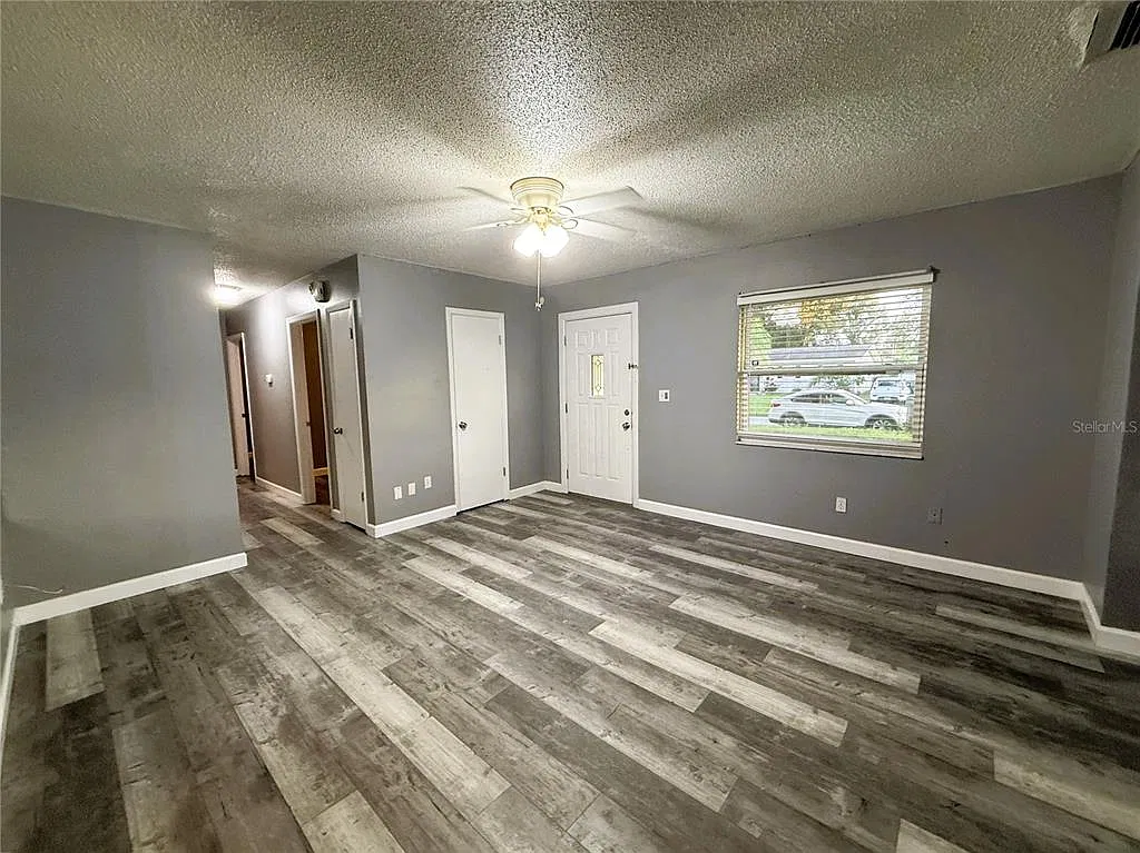 3 bed, 1.0 bath, 1218 sqft, $2,400 — Photo 3