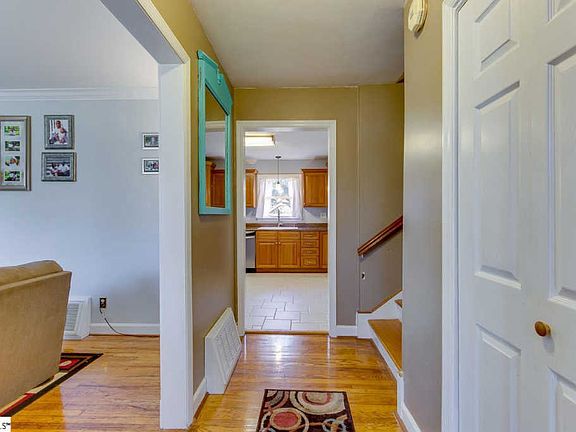 3rd image of 16 Vista Dr