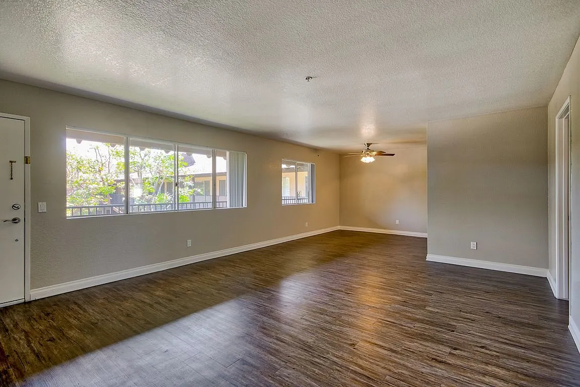 Tustin View — Photo 2