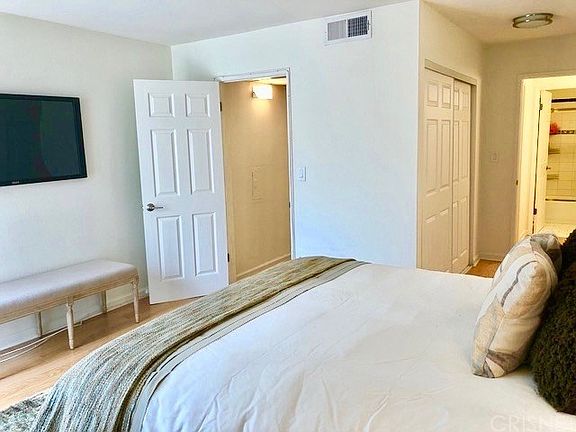5th image of 906 N Doheny Dr APT 220