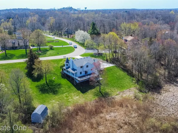 3306 Muirfield Cir, White Lake, MI 48383