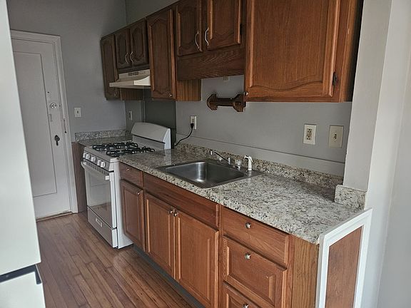 4th image of 330 Laurel St Unit 410
