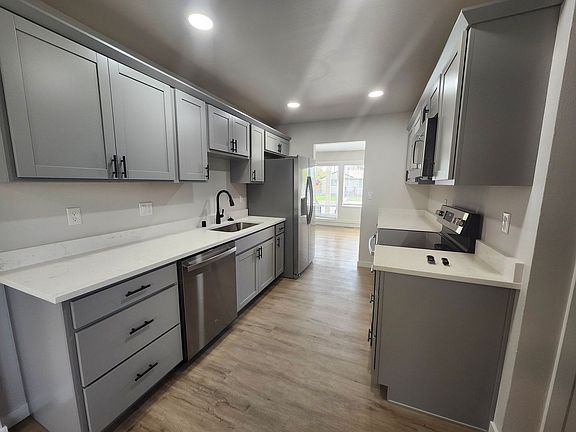 5th image of 706 Coast St