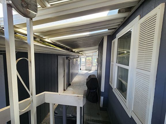 4th image of 5422 Portland Rd NE