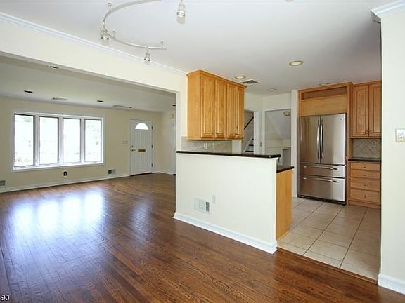 5th image of 89 Belmont Dr
