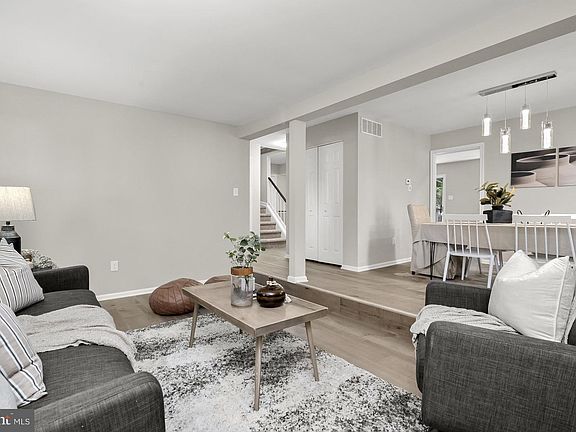 5th image of 424 Stanford Ct