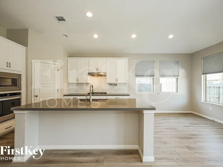 2207 Tiptop Ln — Photo 5