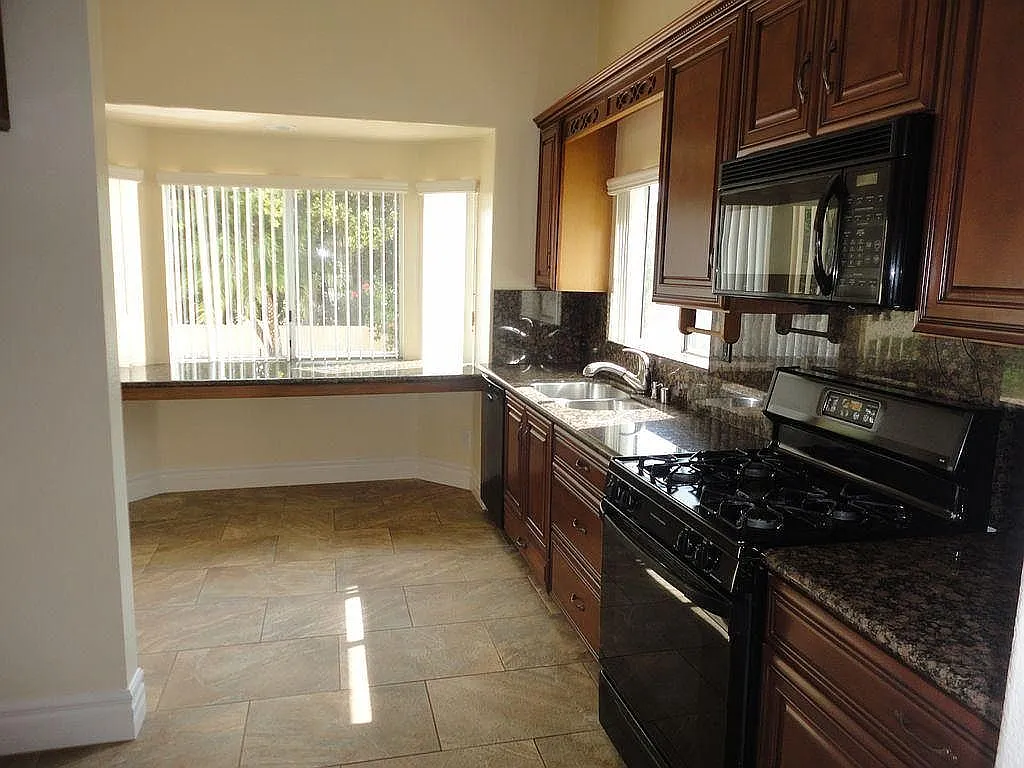 4 bed, 2005 sqft, $5,200 — Photo 3