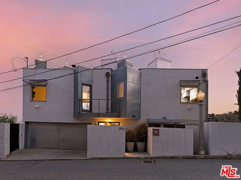 1885 Sunset Plaza Dr — Photo 18