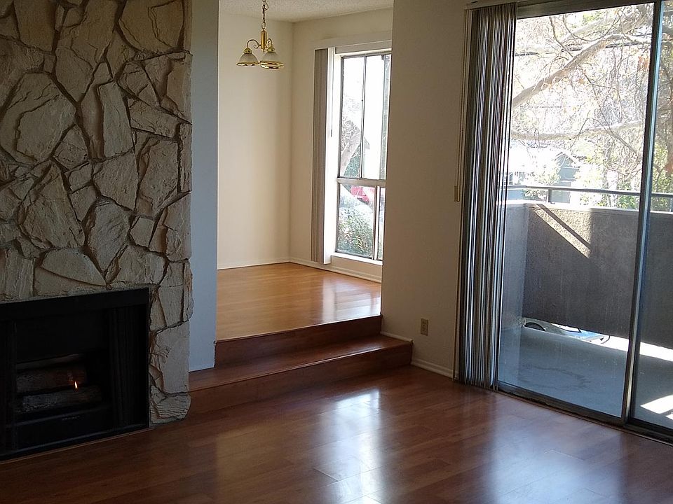 1st image of 13561 Moorpark St #101