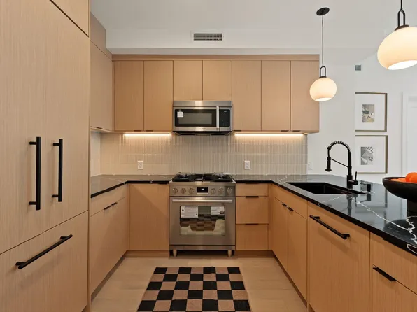 139 Christopher Columbus Drive image 5 of 33