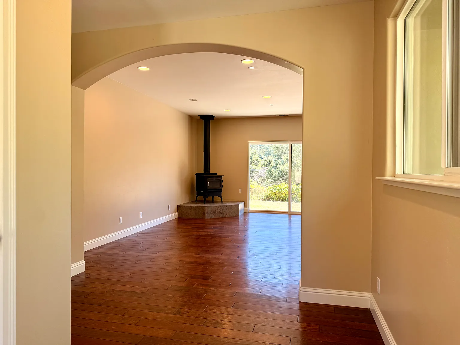 4 bed, 2100 sqft, $5,900 — Photo 4