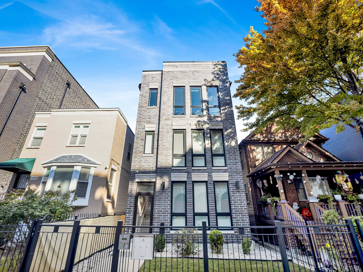3 bed, $2,995 — Photo 1