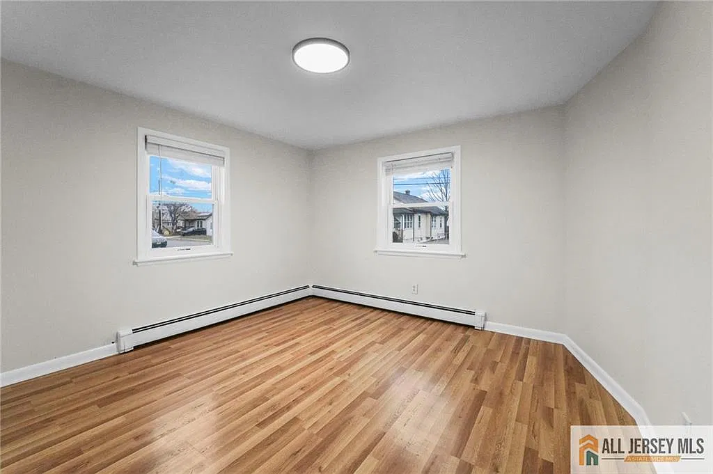 2 bed, 1.0 bath, 1200 sqft, $1,950 — Photo 2