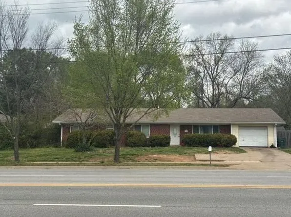 2760 W Mount Comfort Rd, Fayetteville, AR 72704