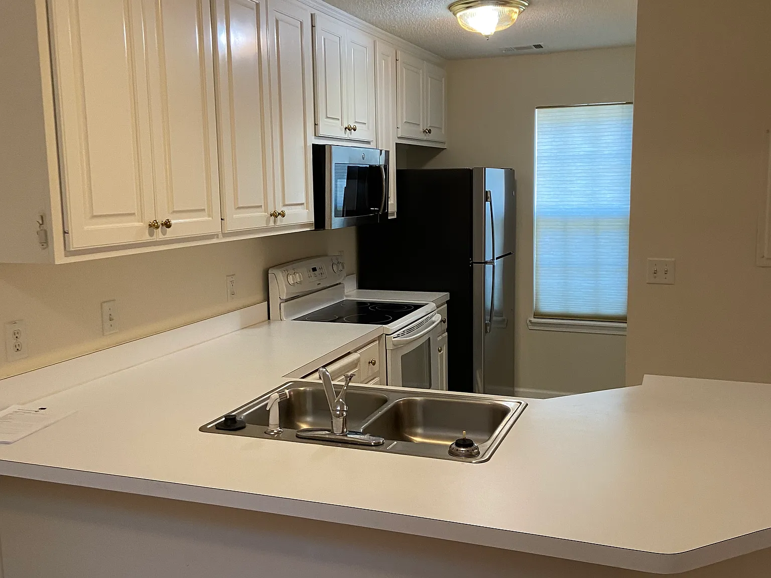 3 bed, 2.5 bath, 1667 sqft, $1,990 — Photo 3