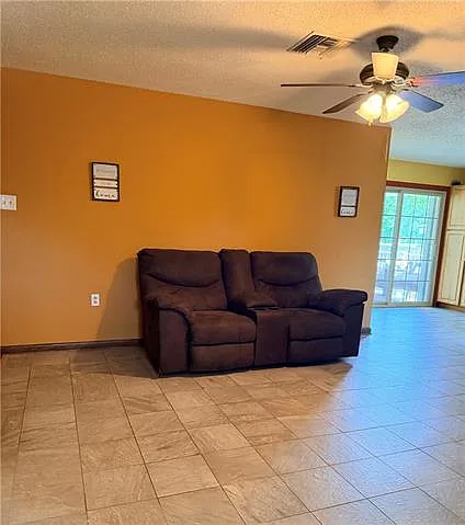 3 bed, 2.0 bath, 1450 sqft, $2,000 — Photo 4