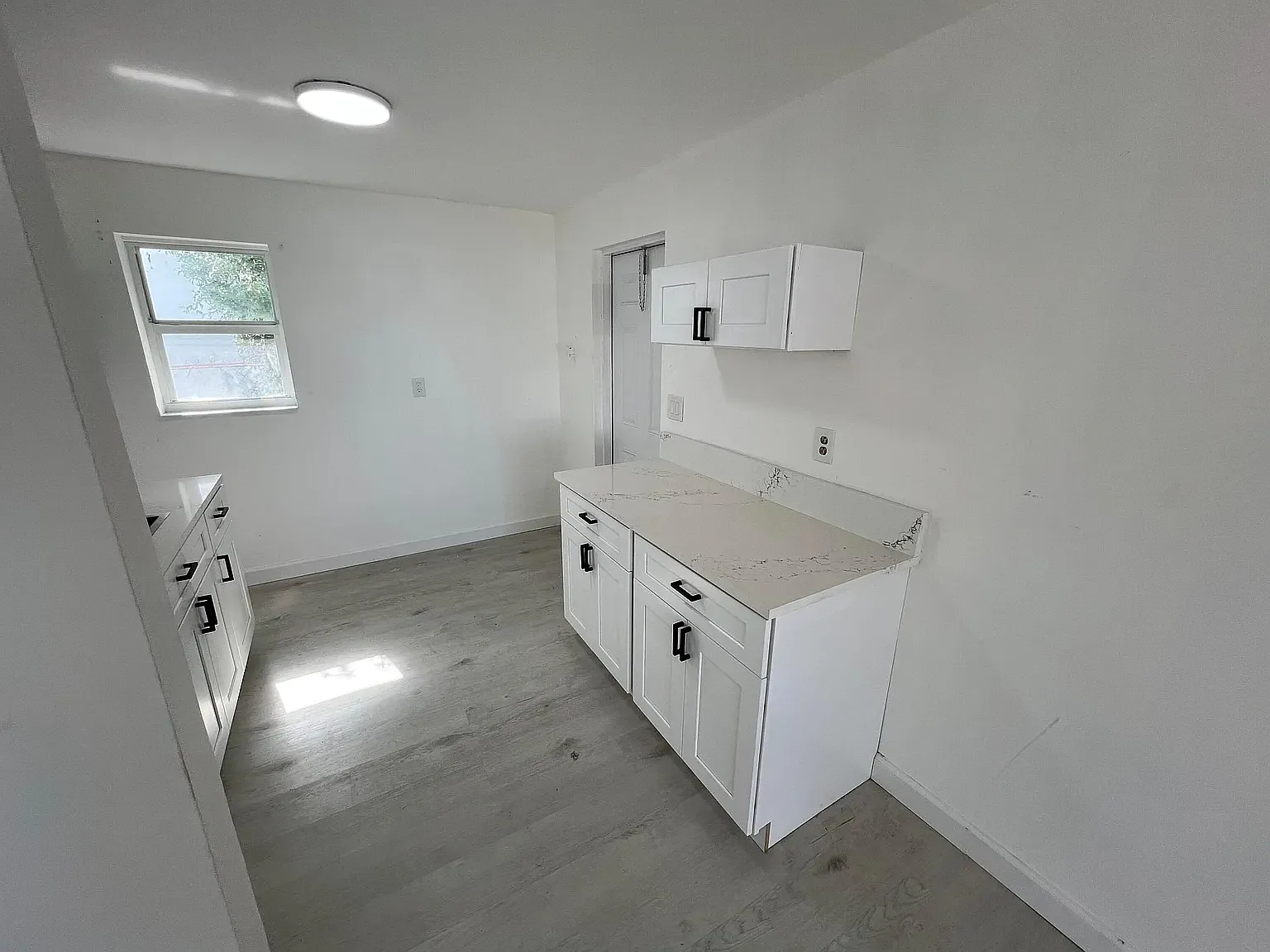 2 bed, 720 sqft, $2,100 — Photo 4