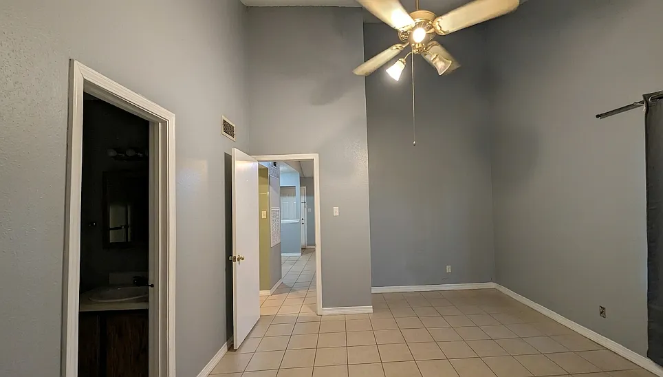1 bed, 833 sqft, $1,200 — Photo 4