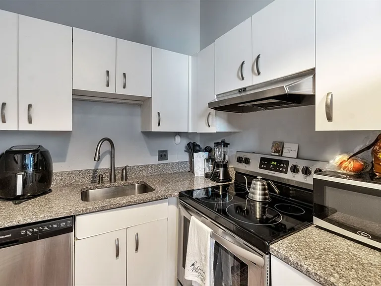 320 W 2nd St #504 — Photo 9