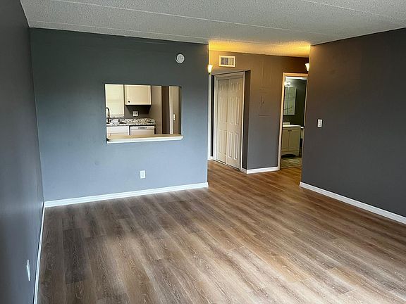 3rd image of 2828 Somerset Park Dr APT 203