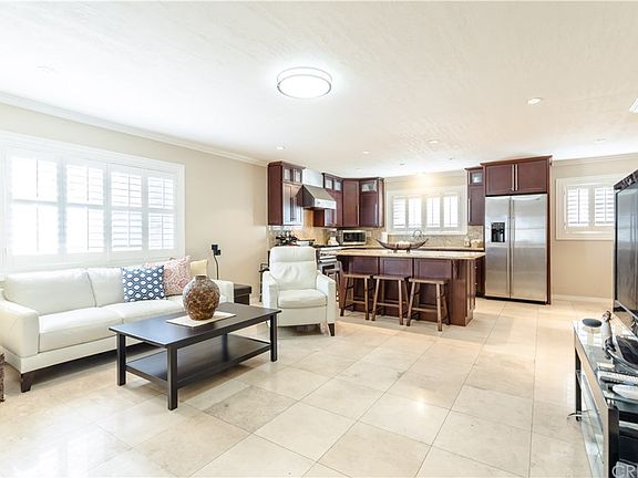 4th image of 7959 Woodlake Ave
