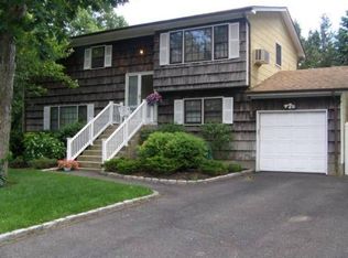 6 Claflin St, Mastic, NY 11950